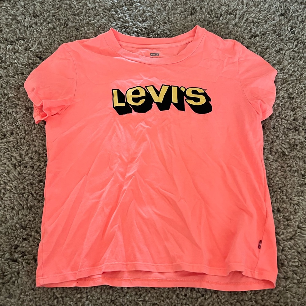 levi’s t-shirt